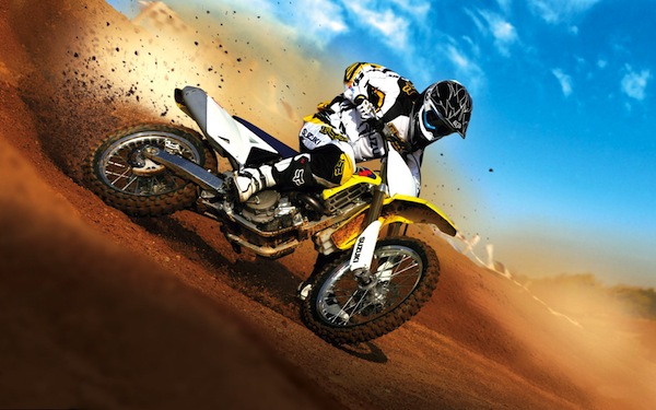 Una motociclista en su moto derrapa sobre las arenas del desierto