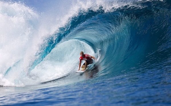 Un surfista montando sobre el estómago de una ola mediana