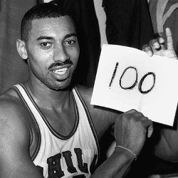 Un jugador sosteniendo un papel blanco que dice -100-