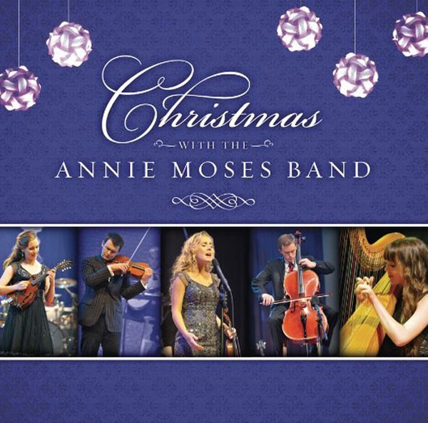 Una carátula de música navideña a varios músicos con diferentes instrumentos y una mujer rubia que canta