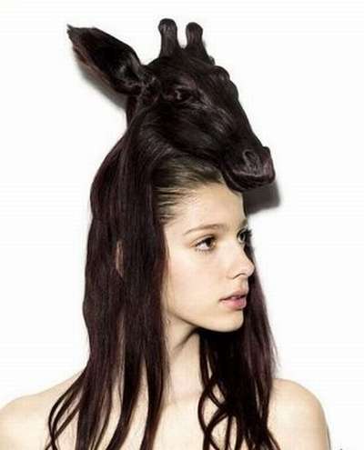 Vemos auna joven que tiene un peinado de jirafa sobre su cabeza  y toca su frente 