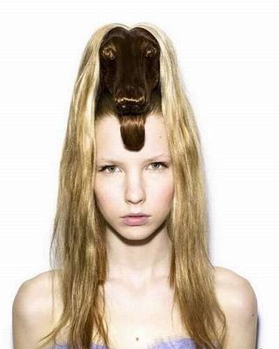 Otra joven de pelo rubio con un peinadpo de una cabeza de perro que saca la lengua sobre su frente