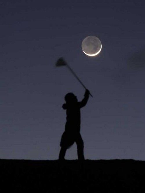 Un niño en la noche trata cazar la luna con un red  de mariposas 