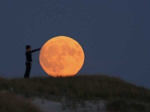 En una noche de luna pena un hombre parece que tuviera la luna de un lado