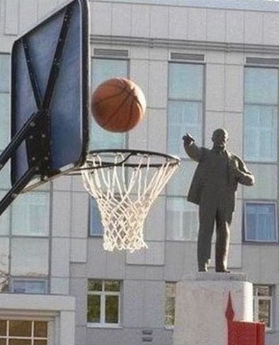 vemos como una estatua parece que hubiese metido ese balón  en la cesta d e basquet ballll
