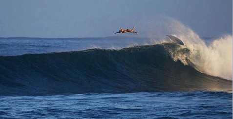 Tenemos a una persona que surfea y cuando corona la ola esta lo lanza quedando lejos de la tabla