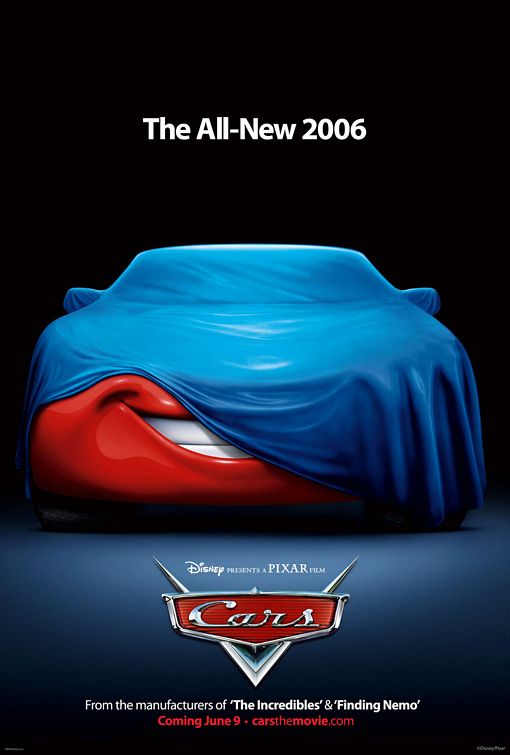 Un carro rojo cubierto con un plástico azul se alcanza a ver parte de adelante