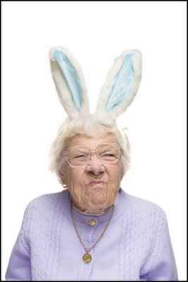 Tenemos a una abuela con orejas de conejo que hace un gesto del conejo