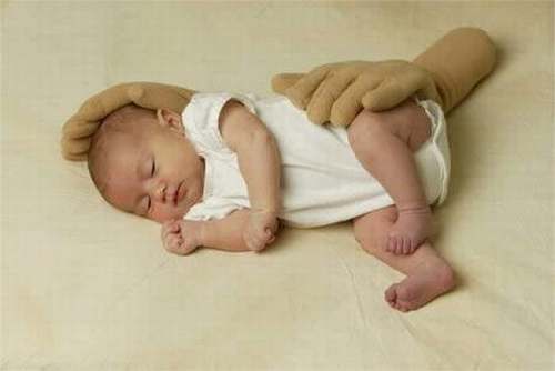 Ahora el bebe tiene dos manos que le cubren en dos partes de su cuerpo