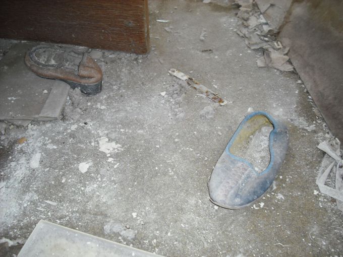 Este sitio vemos mucho polvo y mugre y también hay zapatos destruidos