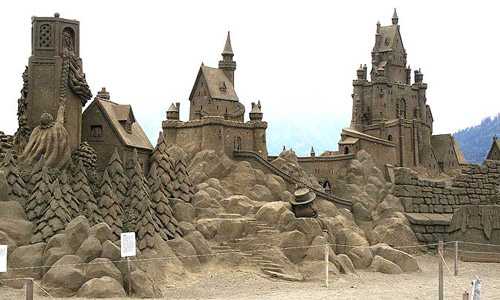 Vemos unos hermosos castillos en arenas todos  en una forma muy igual