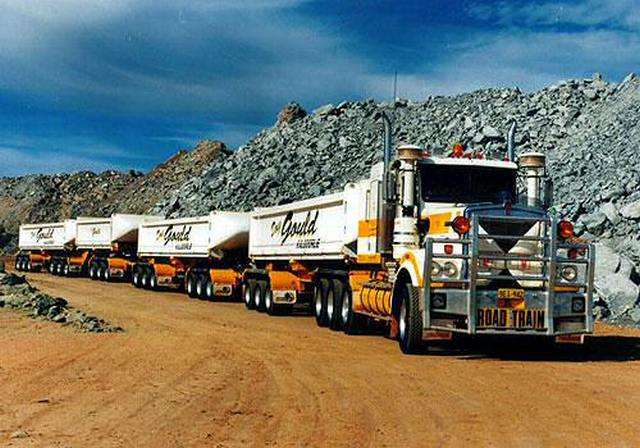 Vemos un camion muy grande con  grandes compartimientos  para transporte de minerales