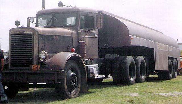 Vemos un viejo  y grande camion sisterna que trasporta  hidrocarburos