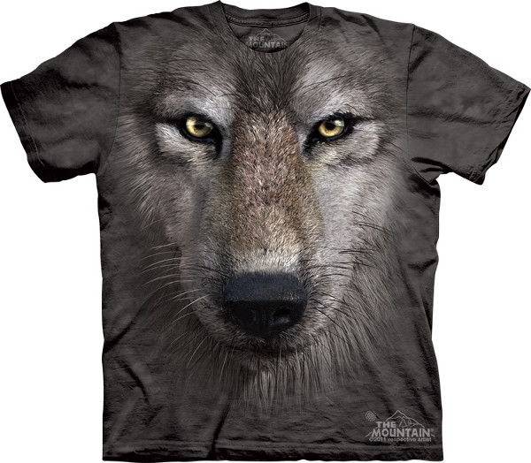 Tenemos una camiseta color gris oscuro donde vemos la figura de un lobo tiene expresion brava en su mirada