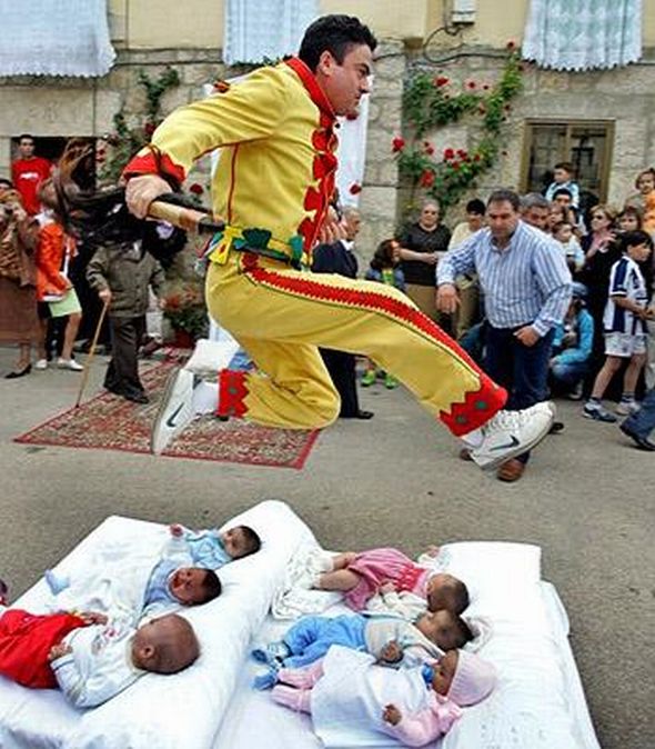 El hombre salta sobre los bebes y algunos de ellos lloran con miedo