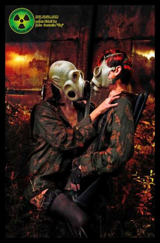 Una pareja conversan y están usando  mascaras antigases