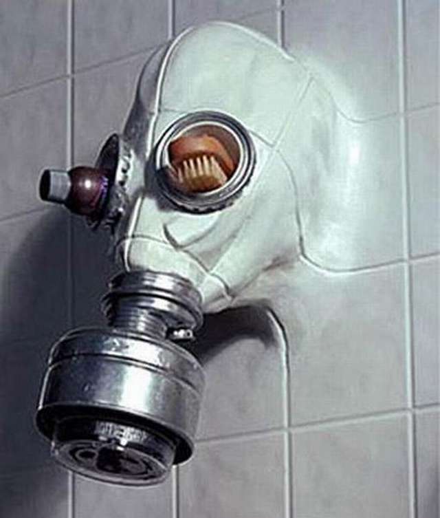 En un baño es utilizado la ducha del baño para colocar la mascara anti-gases y colocar un cepillo y un frasco 