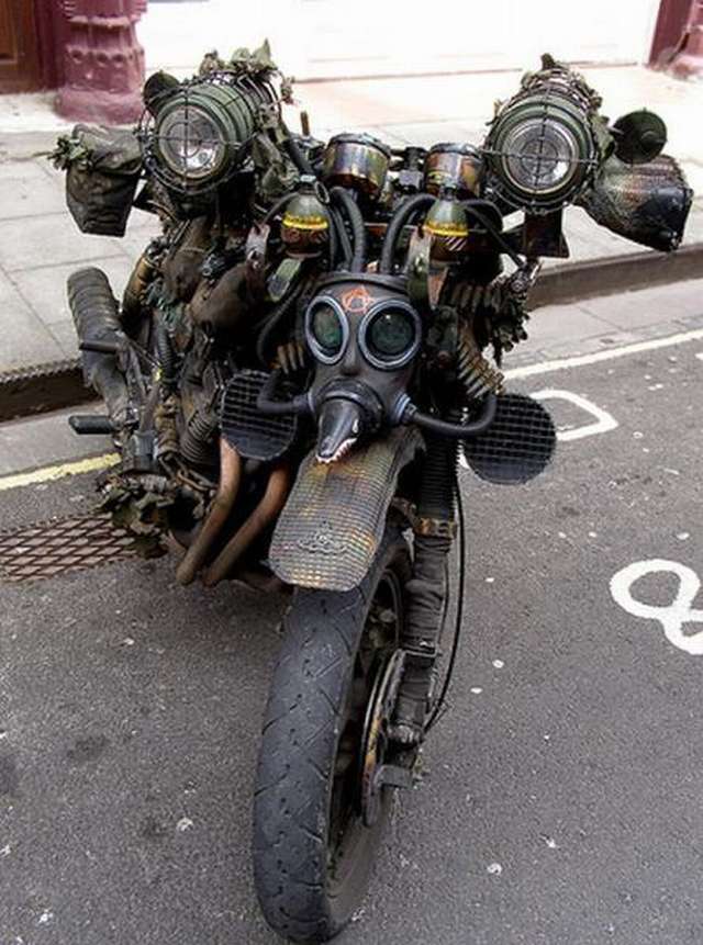 Vemos una moto que lleva muchas cosas luces una mascara anti-gases y se ven muchas cosas mas 