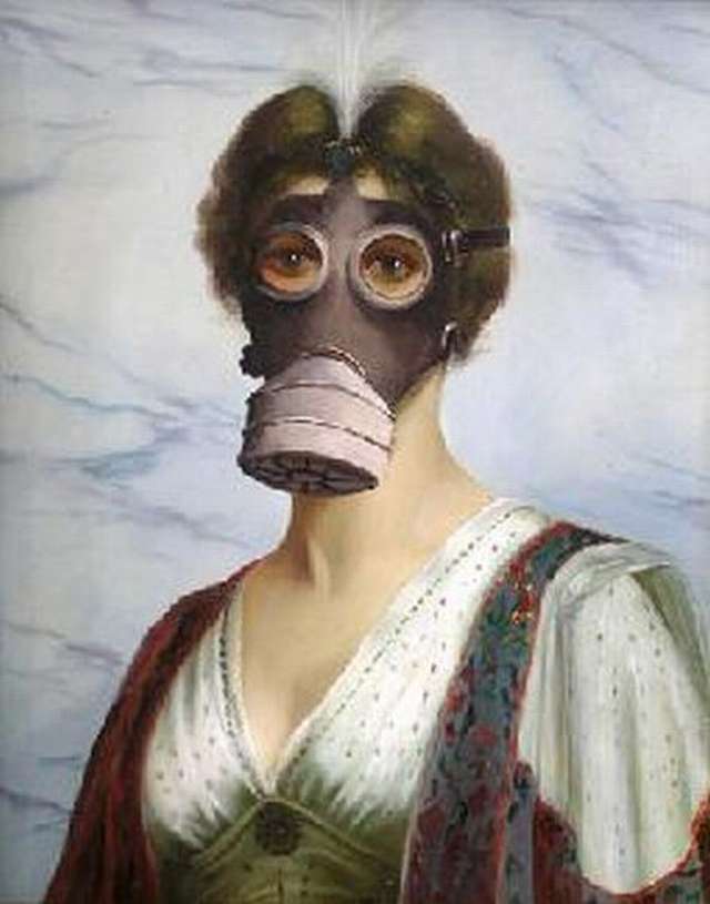Vemos un a mujer con mascara anti gases con un vestido muy elegante se ven sus ojos por lla mica