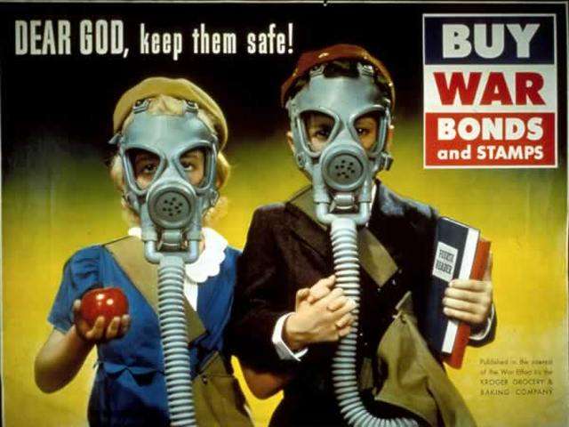 Vemos a dos mujeres con mascaras que anuncian comprar bonos y estampillas en la guerra