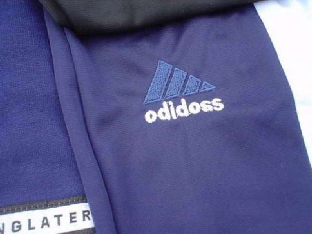 Vemos una prenda que tiene el logo en letras bñancas sobre un fondo azul oscuro