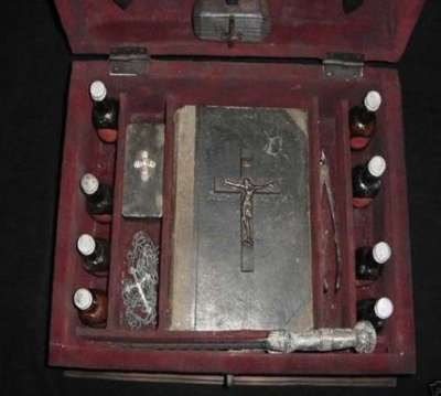 Volvemos a ver la vieja caja con cruces cajas la biblia cadenas con crucifijos botellas y otros objetos 