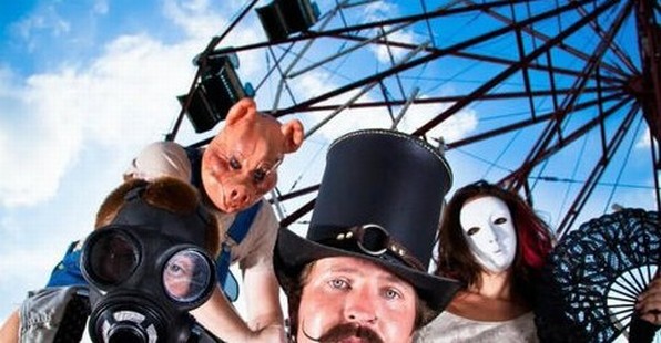 Una banda con extrañas y divertidas máscaras trepados en una rueda de chicago