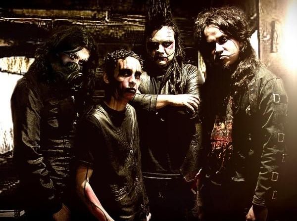 Un grupo de rock con ropa negra y rostros maquillados en un ambiente muy oscuro