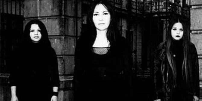 Un grupo cristiano de rock compuesto por cuatro mujeres con ropa negra y pelo largo