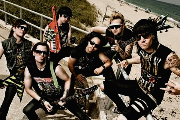 Una banda canadiense con seis integrantes con gafas negras y ropa también y sus guitarras 