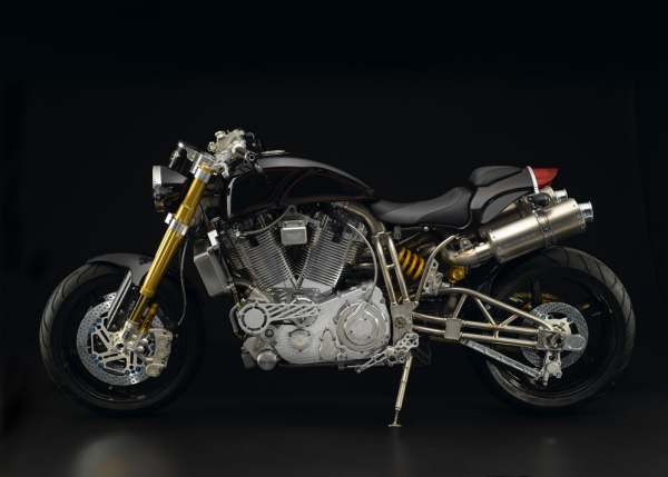La misma moto vista de otro angulo  rines costosos farola sillin inclinado  hecha en titanio