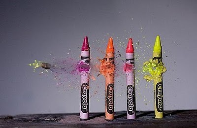 Vemos cuatro crayolas de diferentes colores donde son atravesadas por un  proyectil y todas parten por la mitad y a la misma altura
