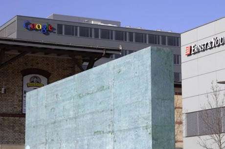 Vemos el logo de google en colores en una gfachada de un edificio