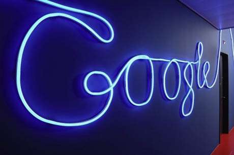 Vemos la palabra google en letras en luz led  y sobre un fondo azul