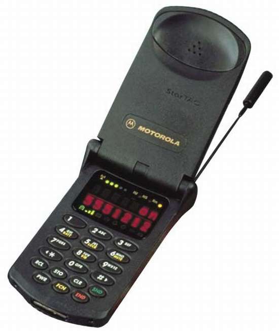 Un viejo celular muy grande negro con tapa para cerrar  con pantalla  y sitio de marcacion