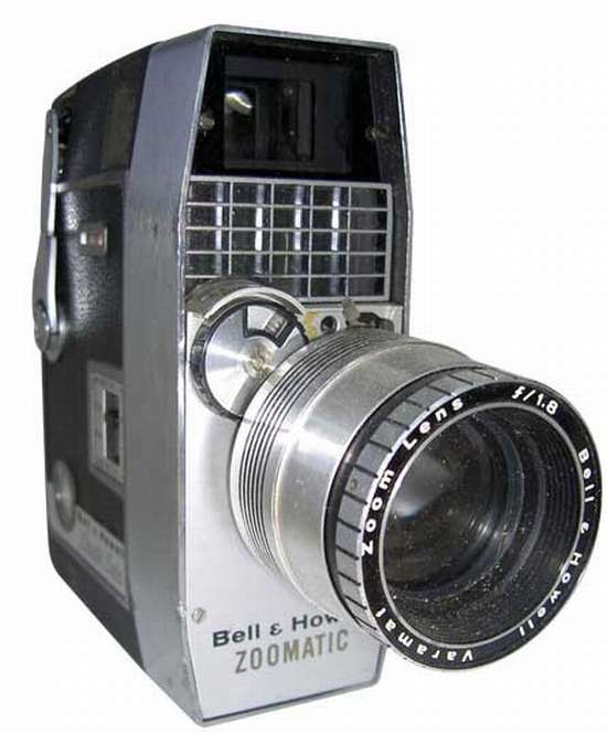 Vemos una cámara antigua con lente lejos y cerca  y tiene muchos  botones para  diferentes funciones 