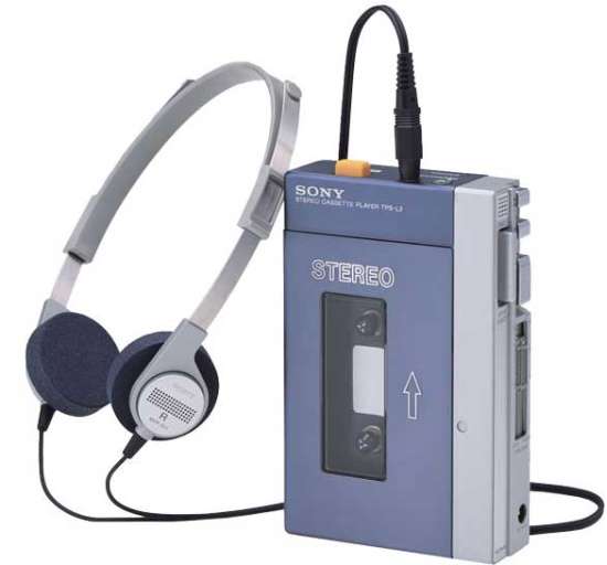 Vemos un antiguo walkman con audífonos   con botones para volumen alto y bajo y para  prender y apagar