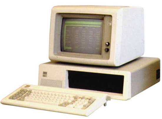 Tenemos el antiguo computador en color beige con pantalla  pequeña sobre su torre con su cable para conectat