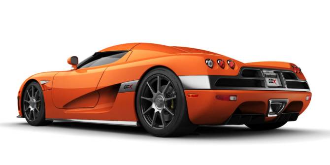 Vemos un carro en color naranja fuerte con linias y corte hermosos rines y todo  lo  hacen un gran automovil