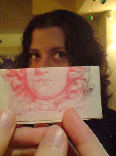 El rostro de una persona sobre el cual se coloca un billete y se iguala el rostro con el