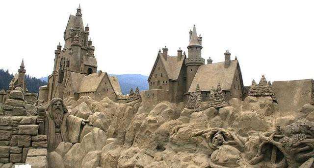 Vemos un lindo sitio donde todo es hecho  en arena es una colina con varios castillo