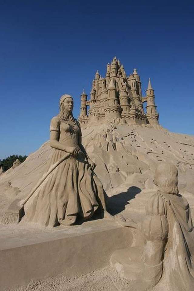 Vemos un castillo en arena con una hermosa princesa tambien en arena