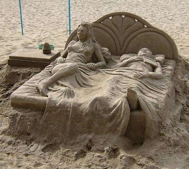 Vemos en una cama una pareja hecha en arena