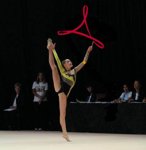 Vemos a una mujer gimnasta haciendo una figura donde muestra una  forma de A
