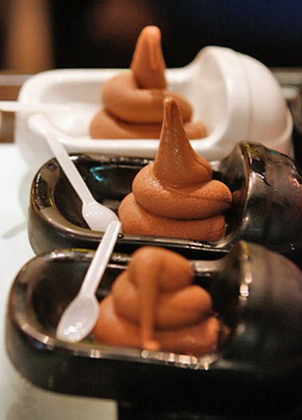 Tenemos unos helados de chocolate servidos en recipientes pequeños que asemejan  sanitarios