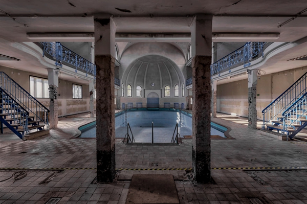 Una piscina en un lugar muy feo y con las paredes despicadas