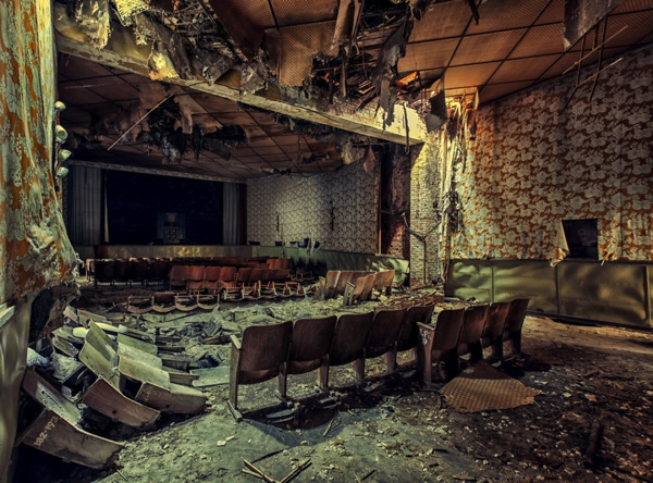 Un teatro del cual solo quedan sillas viejas y escombros