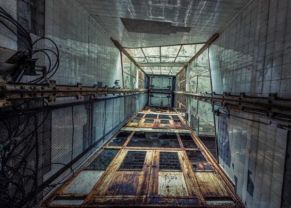 Una imagen de por dentro de un ascensor muy oxidado
