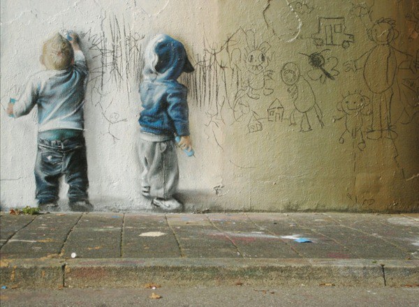 Dos niños rayando una pared