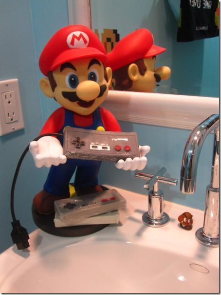 Ahora en este baño vemos a Mario Bross con un juego en su mano
